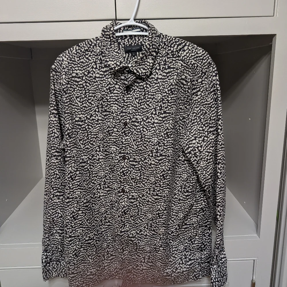 Ted Baker Men's L print for your wild side. Button detail gorgeous - Picture 3 of 15